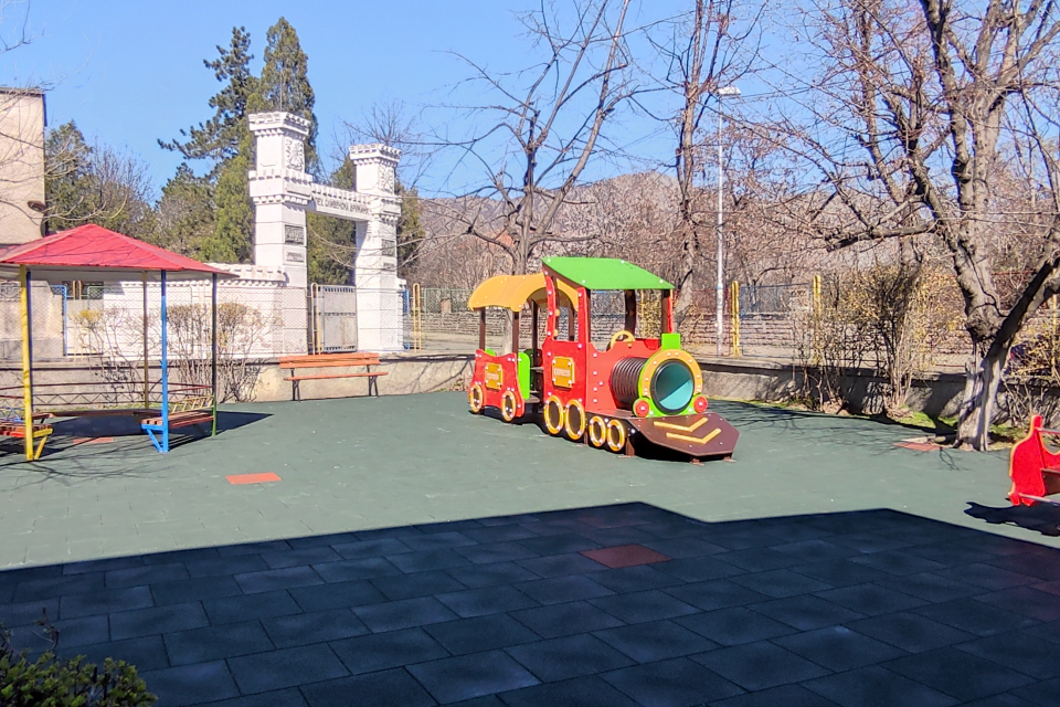 
Дейностите по обновяване и реконструкция на пространства за игра в община Сливен продължават. С изцяло нов облик е площадката в Детска ясла № 13 в Сливен,...